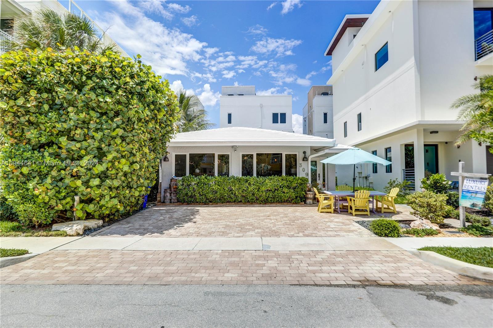309 Oak St, Hollywood FL 33019 — #A10944641