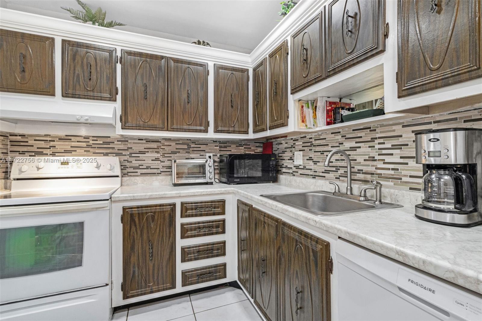 84b12bae-69 4000 NW 44th Ave # 205, Lauderdale Lakes FL 33319 — #A11722756